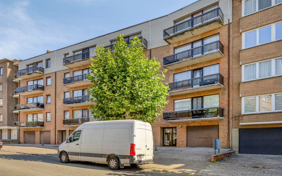 Leemans Immobiliën biedt u dit centraal gelegen appartement met 2 slaapkamers en een privatieve parkeerplaats aan, gelegen in het centrum van Zellik.
Dankzij de uitstekende ligging bevinden winkels, scholen, sportinfrastructuur, openbaar vervoer en belan