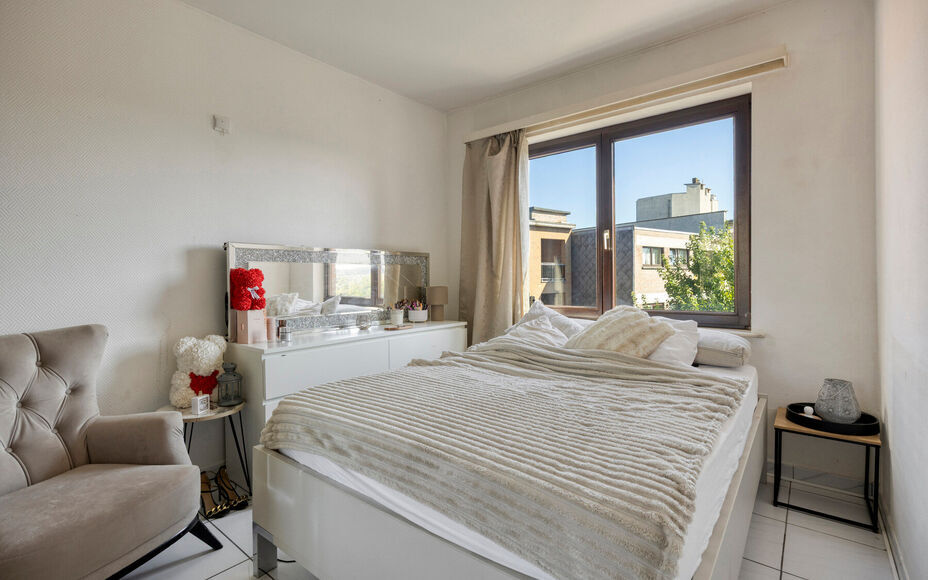 Leemans Immobiliën biedt u dit centraal gelegen appartement met 2 slaapkamers en een privatieve parkeerplaats aan, gelegen in het centrum van Zellik.
Dankzij de uitstekende ligging bevinden winkels, scholen, sportinfrastructuur, openbaar vervoer en belan
