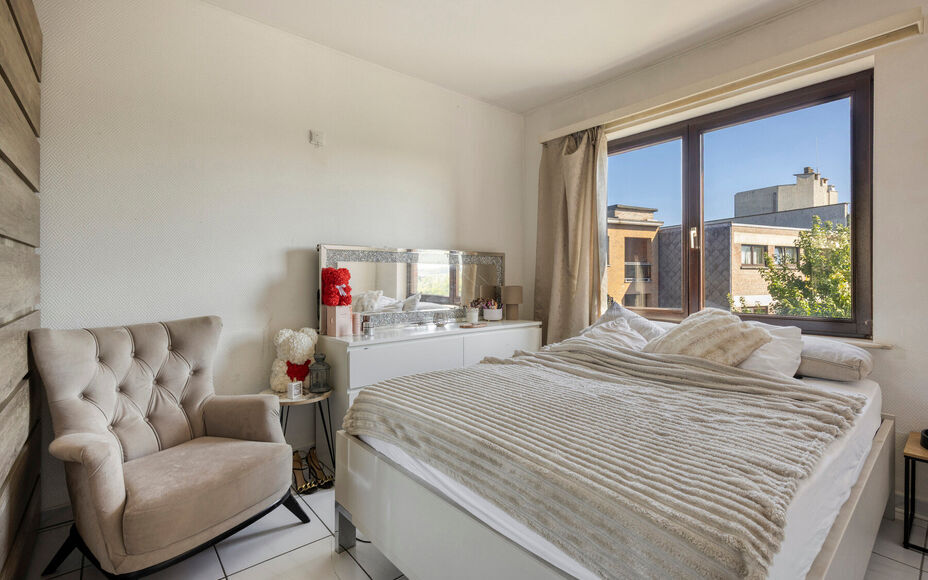 Leemans Immobiliën biedt u dit centraal gelegen appartement met 2 slaapkamers en een privatieve parkeerplaats aan, gelegen in het centrum van Zellik.
Dankzij de uitstekende ligging bevinden winkels, scholen, sportinfrastructuur, openbaar vervoer en belan