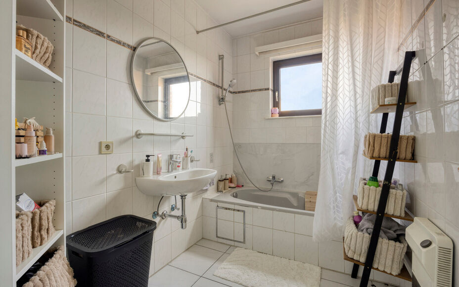 Leemans Immobiliën biedt u dit centraal gelegen appartement met 2 slaapkamers en een privatieve parkeerplaats aan, gelegen in het centrum van Zellik.
Dankzij de uitstekende ligging bevinden winkels, scholen, sportinfrastructuur, openbaar vervoer en belan