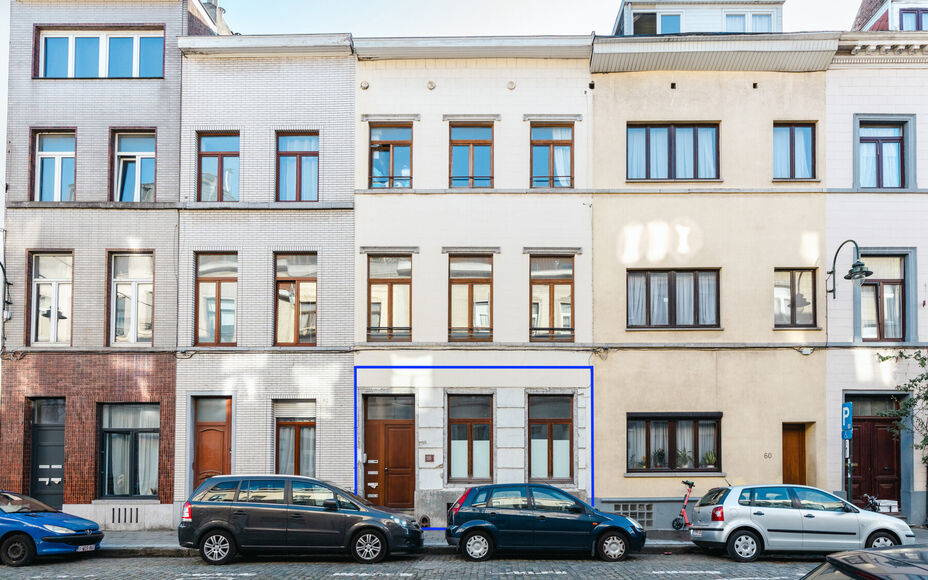LEEMANS immobiliën biedt u dit gelijkvloers appartement in een kleine residentie in het hartje van Brussel.
Zeer centraal gelegen in de directe omgeving van alle nodige faciliteiten. 15min stappen van de grote markt in Brussel.

Op te frissen appartement