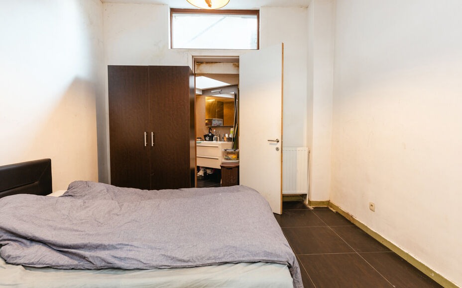 LEEMANS immobiliën biedt u dit gelijkvloers appartement in een kleine residentie in het hartje van Brussel.
Zeer centraal gelegen in de directe omgeving van alle nodige faciliteiten. 15min stappen van de grote markt in Brussel.

Op te frissen appartement