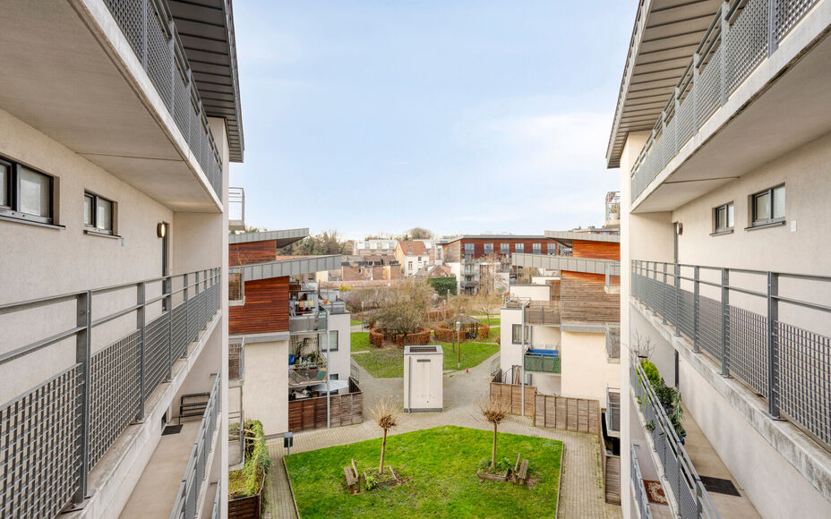 Leemans Immobiliën biedt u dit energiezuinige appartement aan met een adembenemend uitzicht over Brussel.
Dankzij de centrale ligging bevinden winkels, kinderopvang, scholen, sportinfrastructuur en openbaar vervoer zich op wandelafstand. Het appartement 