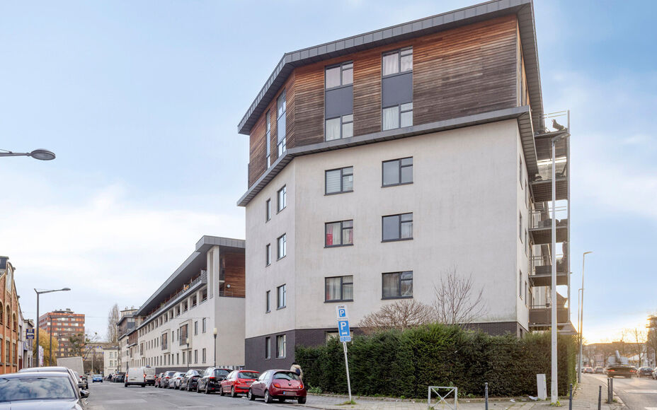 Leemans Immobiliën biedt u dit energiezuinige appartement aan met een adembenemend uitzicht over Brussel.
Dankzij de centrale ligging bevinden winkels, kinderopvang, scholen, sportinfrastructuur en openbaar vervoer zich op wandelafstand. Het appartement 