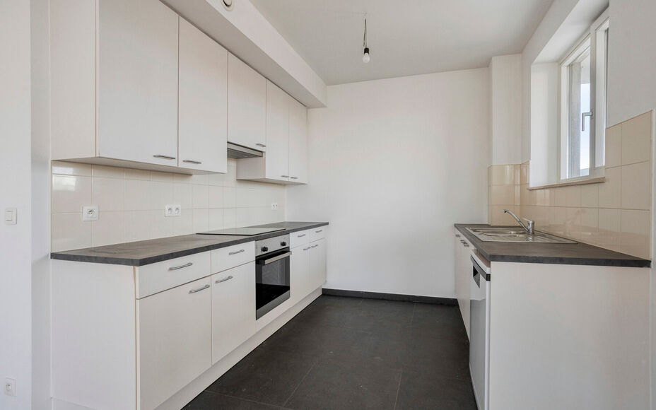 Leemans Immobiliën biedt u dit energiezuinige appartement aan met een adembenemend uitzicht over Brussel.
Dankzij de centrale ligging bevinden winkels, kinderopvang, scholen, sportinfrastructuur en openbaar vervoer zich op wandelafstand. Het appartement 