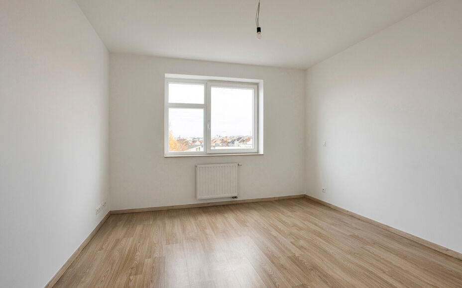 Leemans Immobiliën biedt u dit energiezuinige appartement aan met een adembenemend uitzicht over Brussel.
Dankzij de centrale ligging bevinden winkels, kinderopvang, scholen, sportinfrastructuur en openbaar vervoer zich op wandelafstand. Het appartement 