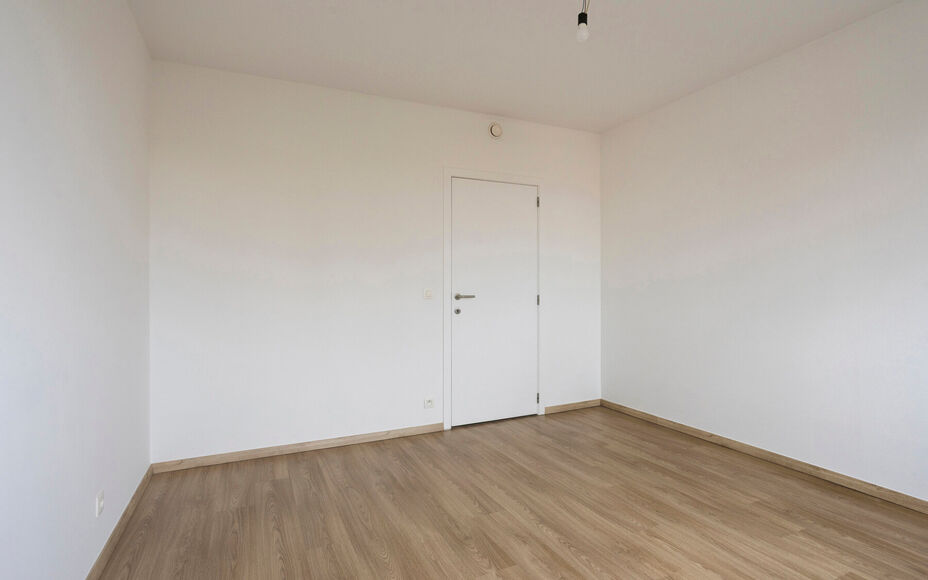 Leemans Immobiliën biedt u dit energiezuinige appartement aan met een adembenemend uitzicht over Brussel.
Dankzij de centrale ligging bevinden winkels, kinderopvang, scholen, sportinfrastructuur en openbaar vervoer zich op wandelafstand. Het appartement 