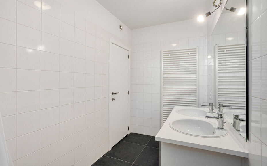 Leemans Immobiliën biedt u dit energiezuinige appartement aan met een adembenemend uitzicht over Brussel.
Dankzij de centrale ligging bevinden winkels, kinderopvang, scholen, sportinfrastructuur en openbaar vervoer zich op wandelafstand. Het appartement 