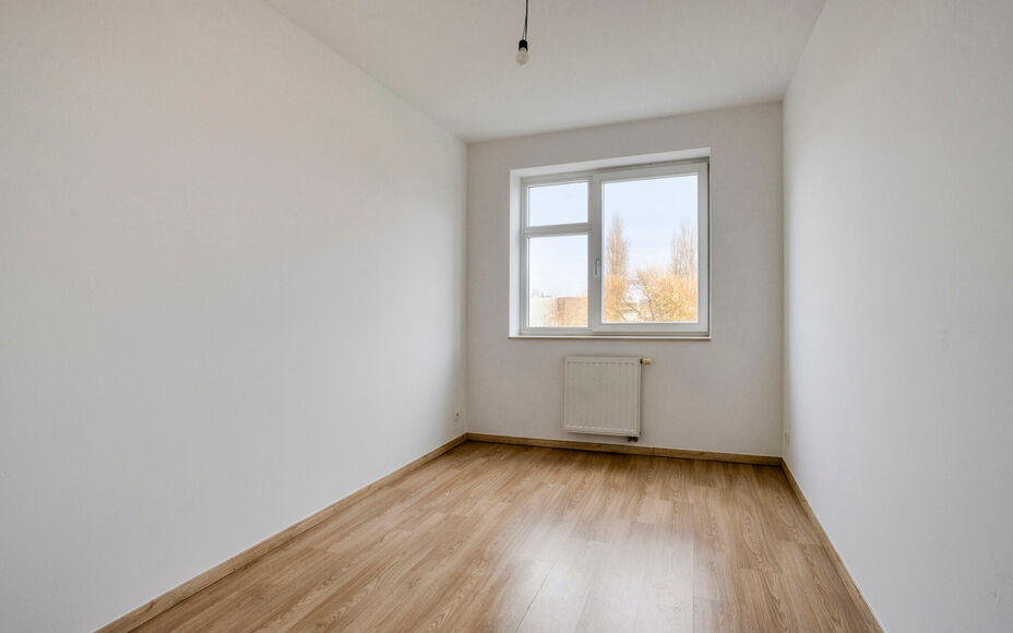 Leemans Immobiliën biedt u dit energiezuinige appartement aan met een adembenemend uitzicht over Brussel.
Dankzij de centrale ligging bevinden winkels, kinderopvang, scholen, sportinfrastructuur en openbaar vervoer zich op wandelafstand. Het appartement 