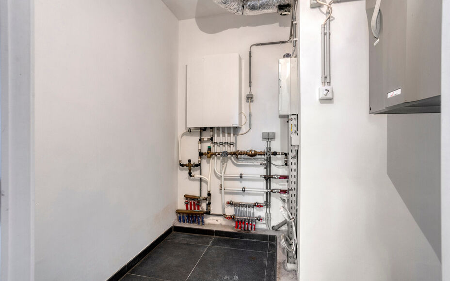 Leemans Immobiliën biedt u dit energiezuinige appartement aan met een adembenemend uitzicht over Brussel.
Dankzij de centrale ligging bevinden winkels, kinderopvang, scholen, sportinfrastructuur en openbaar vervoer zich op wandelafstand. Het appartement 