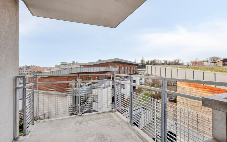 Leemans Immobiliën biedt u dit energiezuinige appartement aan met een adembenemend uitzicht over Brussel.
Dankzij de centrale ligging bevinden winkels, kinderopvang, scholen, sportinfrastructuur en openbaar vervoer zich op wandelafstand. Het appartement 