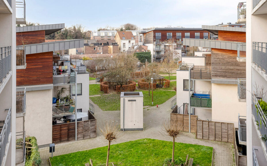 Leemans Immobiliën biedt u dit energiezuinige appartement aan met een adembenemend uitzicht over Brussel.
Dankzij de centrale ligging bevinden winkels, kinderopvang, scholen, sportinfrastructuur en openbaar vervoer zich op wandelafstand. Het appartement 