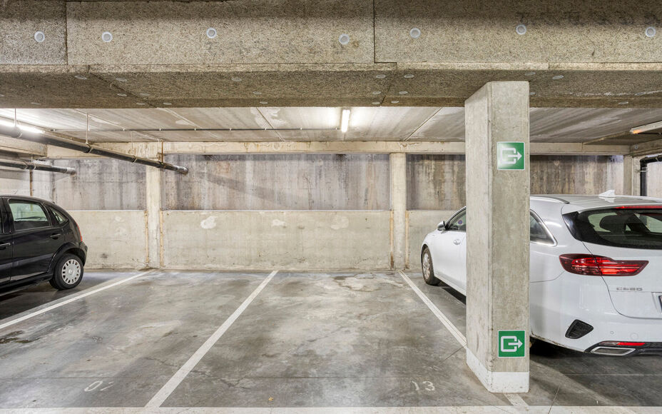 Leemans Immobiliën biedt u dit energiezuinige appartement aan met een adembenemend uitzicht over Brussel.
Dankzij de centrale ligging bevinden winkels, kinderopvang, scholen, sportinfrastructuur en openbaar vervoer zich op wandelafstand. Het appartement 