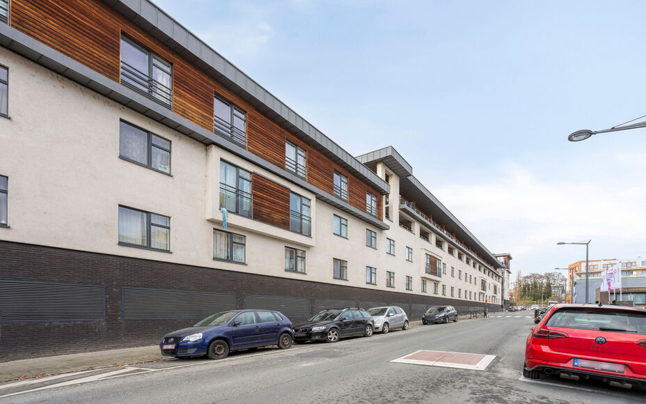 Leemans Immobiliën biedt u dit energiezuinige appartement aan met een adembenemend uitzicht over Brussel.
Dankzij de centrale ligging bevinden winkels, kinderopvang, scholen, sportinfrastructuur en openbaar vervoer zich op wandelafstand. Het appartement 