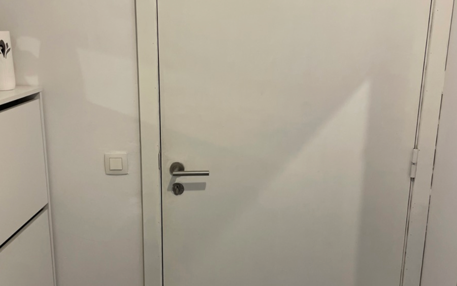 Leemans Immobiliën biedt u dit verzorgde 2-slaapkamerappartement op de derde verdieping, ideaal gelegen in het hart van Denderleeuw. Dankzij de centrale ligging bevindt u zich op wandelafstand van winkels, het treinstation, openbaar vervoer, scholen en s