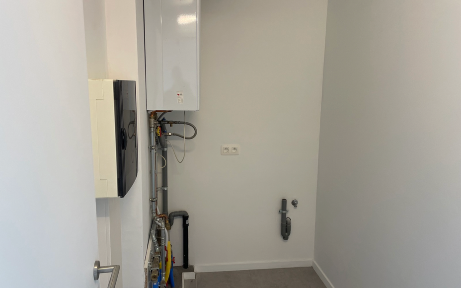 Leemans Immobiliën biedt u dit verzorgde 2-slaapkamerappartement op de derde verdieping, ideaal gelegen in het hart van Denderleeuw. Dankzij de centrale ligging bevindt u zich op wandelafstand van winkels, het treinstation, openbaar vervoer, scholen en s