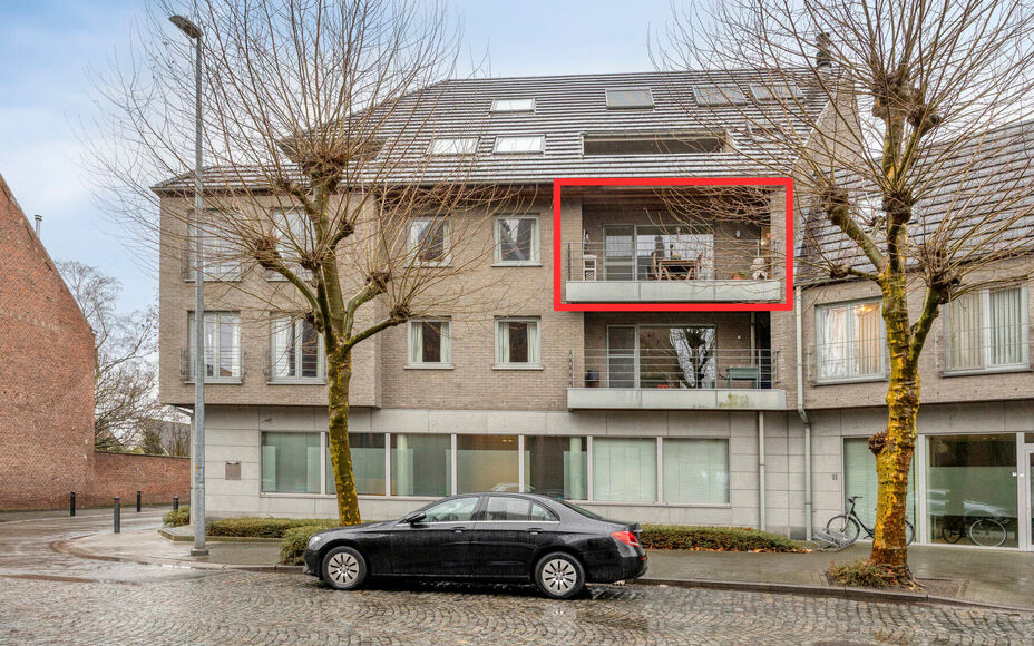 Leemans Immo stelt u graag dit ruime en lichtrijke appartement voor, gelegen in het bruisende centrum van Dendermonde. Perfect voor wie graag alles binnen handbereik wil: winkels, scholen, openbaar vervoer en sportfaciliteiten bevinden zich op wandelafsta