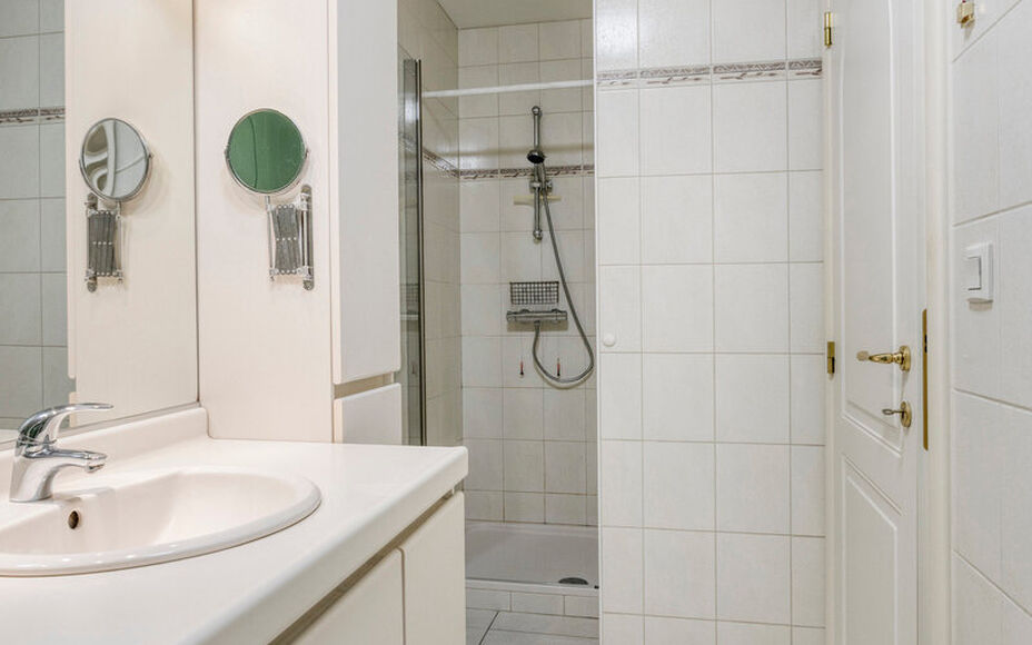 Leemans Immo stelt u graag dit ruime en lichtrijke appartement voor, gelegen in het bruisende centrum van Dendermonde. Perfect voor wie graag alles binnen handbereik wil: winkels, scholen, openbaar vervoer en sportfaciliteiten bevinden zich op wandelafsta