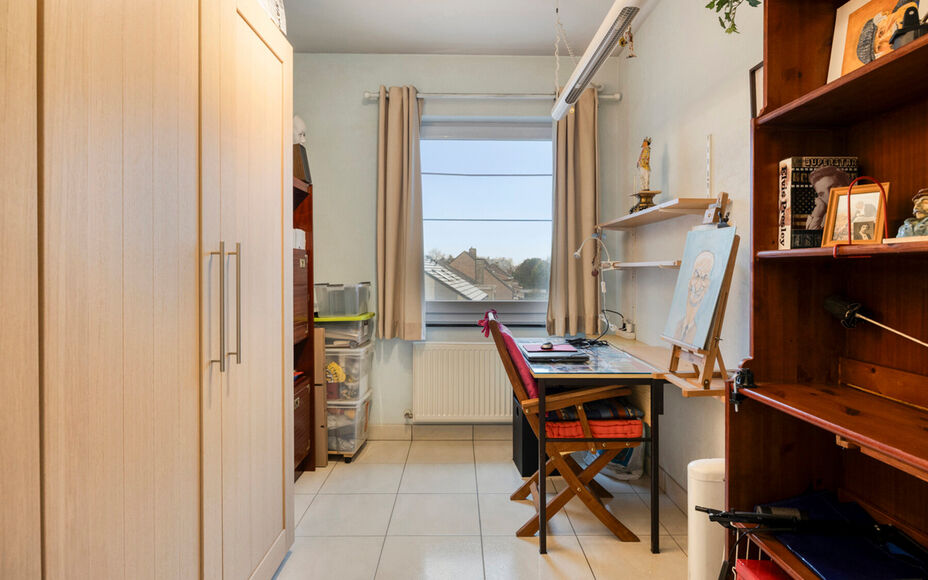 Leemans Immo stelt u graag dit ruime en lichtrijke appartement voor, gelegen in het bruisende centrum van Dendermonde. Perfect voor wie graag alles binnen handbereik wil: winkels, scholen, openbaar vervoer en sportfaciliteiten bevinden zich op wandelafsta