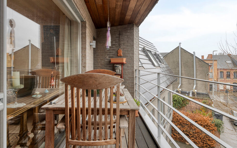 Leemans Immo stelt u graag dit ruime en lichtrijke appartement voor, gelegen in het bruisende centrum van Dendermonde. Perfect voor wie graag alles binnen handbereik wil: winkels, scholen, openbaar vervoer en sportfaciliteiten bevinden zich op wandelafsta