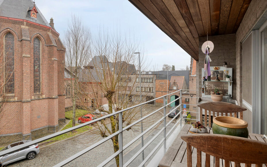 Leemans Immo stelt u graag dit ruime en lichtrijke appartement voor, gelegen in het bruisende centrum van Dendermonde. Perfect voor wie graag alles binnen handbereik wil: winkels, scholen, openbaar vervoer en sportfaciliteiten bevinden zich op wandelafsta