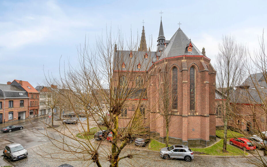 Leemans Immo stelt u graag dit ruime en lichtrijke appartement voor, gelegen in het bruisende centrum van Dendermonde. Perfect voor wie graag alles binnen handbereik wil: winkels, scholen, openbaar vervoer en sportfaciliteiten bevinden zich op wandelafsta