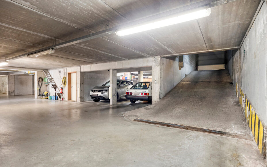 Leemans Immo stelt u graag dit ruime en lichtrijke appartement voor, gelegen in het bruisende centrum van Dendermonde. Perfect voor wie graag alles binnen handbereik wil: winkels, scholen, openbaar vervoer en sportfaciliteiten bevinden zich op wandelafsta