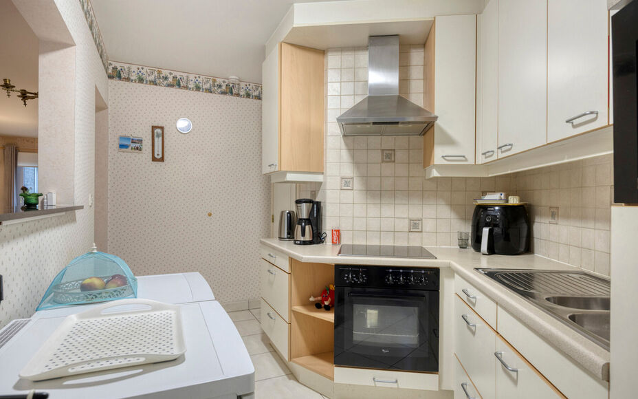 Leemans Immo stelt u graag dit ruime en lichtrijke appartement voor, gelegen in het bruisende centrum van Dendermonde. Perfect voor wie graag alles binnen handbereik wil: winkels, scholen, openbaar vervoer en sportfaciliteiten bevinden zich op wandelafsta
