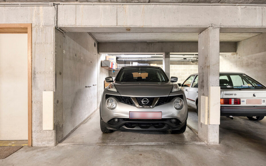 Leemans Immo stelt u graag dit ruime en lichtrijke appartement voor, gelegen in het bruisende centrum van Dendermonde. Perfect voor wie graag alles binnen handbereik wil: winkels, scholen, openbaar vervoer en sportfaciliteiten bevinden zich op wandelafsta