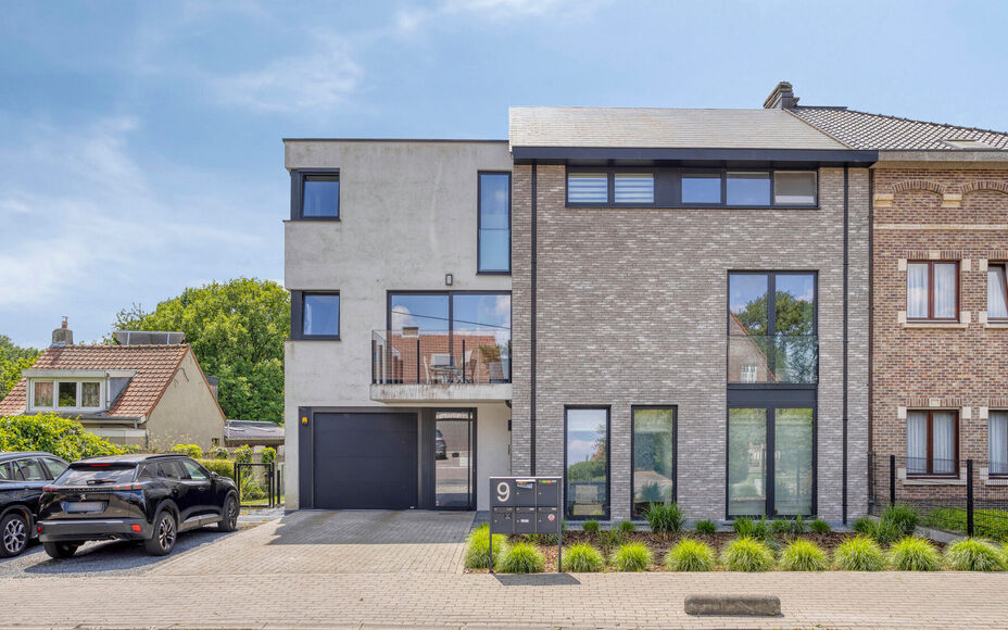 Leemans Immobiliën presenteert u dit zeer recent en instapklare 1-slaapkamerappartement, ideaal gelegen in een rustige en toch bijzonder gunstige buurt in Dilbeek.
Dankzij de centrale ligging bevinden alle belangrijke voorzieningen zich op wandel- en fie