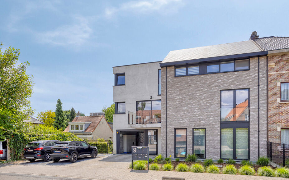Leemans Immobiliën presenteert u dit zeer recent en instapklare 1-slaapkamerappartement, ideaal gelegen in een rustige en toch bijzonder gunstige buurt in Dilbeek.
Dankzij de centrale ligging bevinden alle belangrijke voorzieningen zich op wandel- en fie