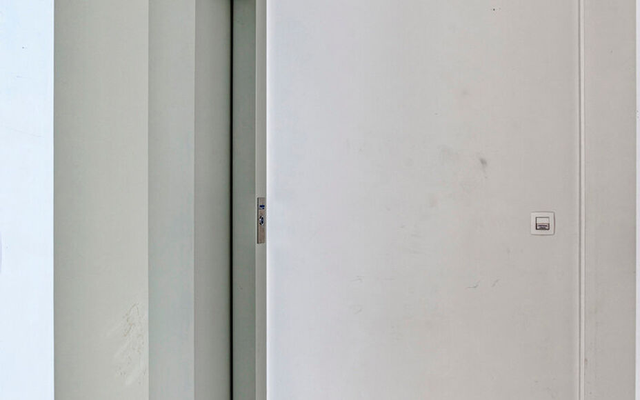 Leemans Immobiliën presenteert u dit zeer recent en instapklare 1-slaapkamerappartement, ideaal gelegen in een rustige en toch bijzonder gunstige buurt in Dilbeek.
Dankzij de centrale ligging bevinden alle belangrijke voorzieningen zich op wandel- en fie