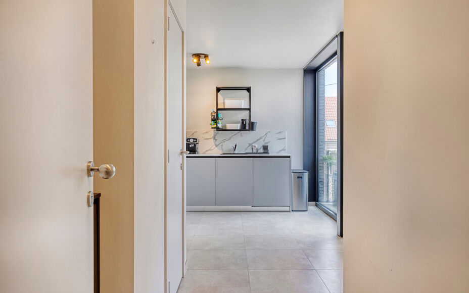 Leemans Immobiliën presenteert u dit zeer recent en instapklare 1-slaapkamerappartement, ideaal gelegen in een rustige en toch bijzonder gunstige buurt in Dilbeek.
Dankzij de centrale ligging bevinden alle belangrijke voorzieningen zich op wandel- en fie