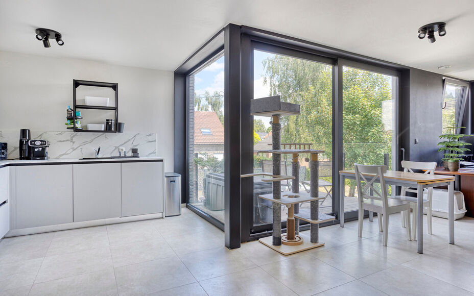 Leemans Immobiliën presenteert u dit zeer recent en instapklare 1-slaapkamerappartement, ideaal gelegen in een rustige en toch bijzonder gunstige buurt in Dilbeek.
Dankzij de centrale ligging bevinden alle belangrijke voorzieningen zich op wandel- en fie