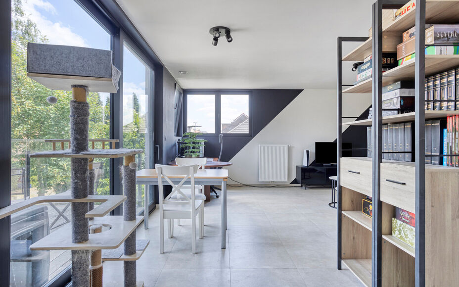 Leemans Immobiliën presenteert u dit zeer recent en instapklare 1-slaapkamerappartement, ideaal gelegen in een rustige en toch bijzonder gunstige buurt in Dilbeek.
Dankzij de centrale ligging bevinden alle belangrijke voorzieningen zich op wandel- en fie