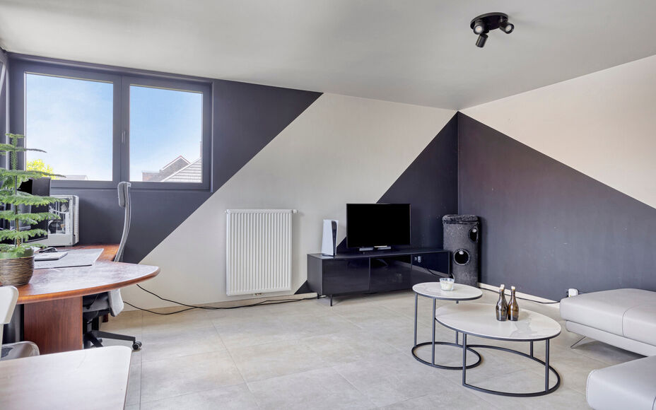 Leemans Immobiliën presenteert u dit zeer recent en instapklare 1-slaapkamerappartement, ideaal gelegen in een rustige en toch bijzonder gunstige buurt in Dilbeek.
Dankzij de centrale ligging bevinden alle belangrijke voorzieningen zich op wandel- en fie