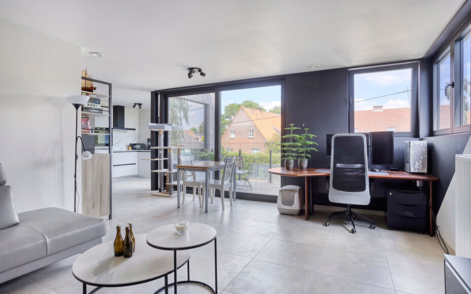 Leemans Immobiliën presenteert u dit zeer recent en instapklare 1-slaapkamerappartement, ideaal gelegen in een rustige en toch bijzonder gunstige buurt in Dilbeek.
Dankzij de centrale ligging bevinden alle belangrijke voorzieningen zich op wandel- en fie