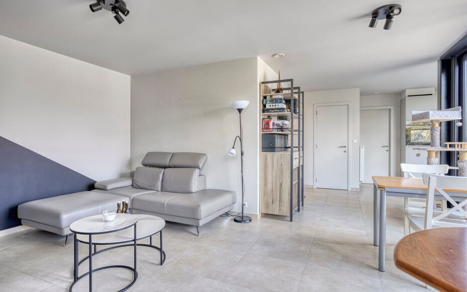 Leemans Immobiliën presenteert u dit zeer recent en instapklare 1-slaapkamerappartement, ideaal gelegen in een rustige en toch bijzonder gunstige buurt in Dilbeek.
Dankzij de centrale ligging bevinden alle belangrijke voorzieningen zich op wandel- en fie