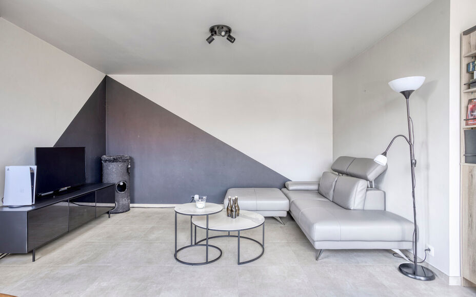 Leemans Immobiliën presenteert u dit zeer recent en instapklare 1-slaapkamerappartement, ideaal gelegen in een rustige en toch bijzonder gunstige buurt in Dilbeek.
Dankzij de centrale ligging bevinden alle belangrijke voorzieningen zich op wandel- en fie