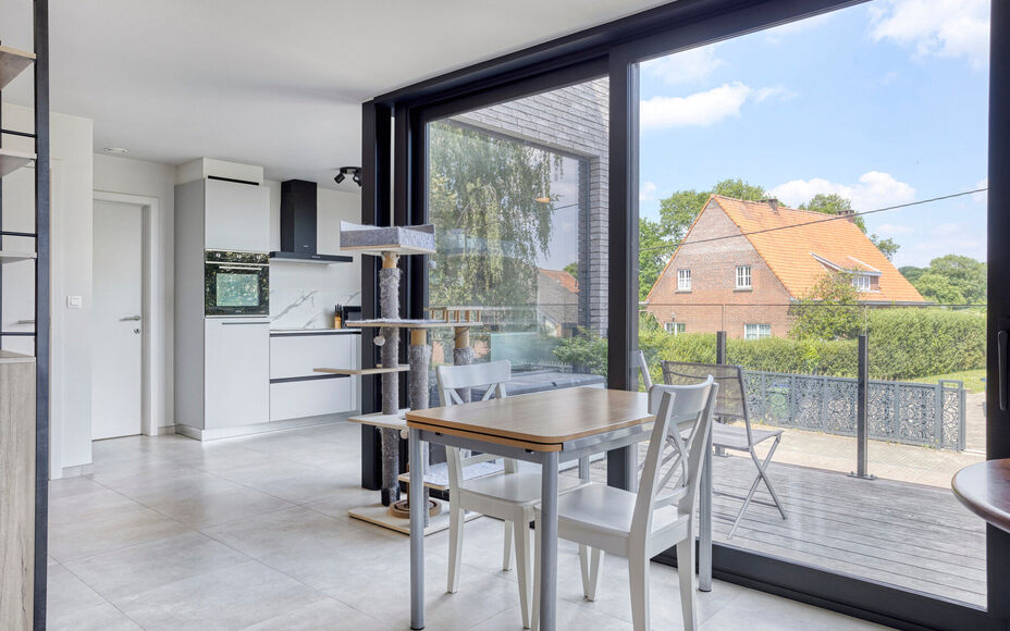 Leemans Immobiliën presenteert u dit zeer recent en instapklare 1-slaapkamerappartement, ideaal gelegen in een rustige en toch bijzonder gunstige buurt in Dilbeek.
Dankzij de centrale ligging bevinden alle belangrijke voorzieningen zich op wandel- en fie