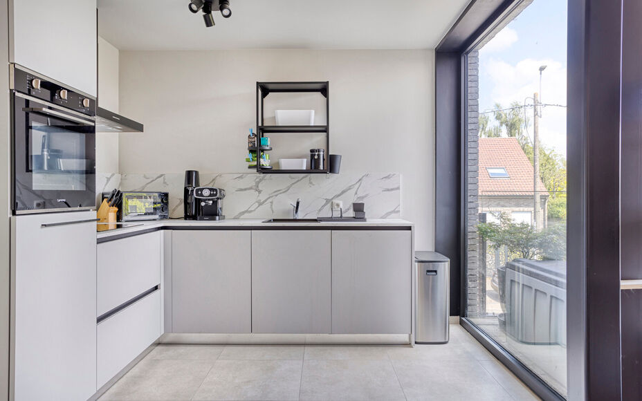 Leemans Immobiliën presenteert u dit zeer recent en instapklare 1-slaapkamerappartement, ideaal gelegen in een rustige en toch bijzonder gunstige buurt in Dilbeek.
Dankzij de centrale ligging bevinden alle belangrijke voorzieningen zich op wandel- en fie