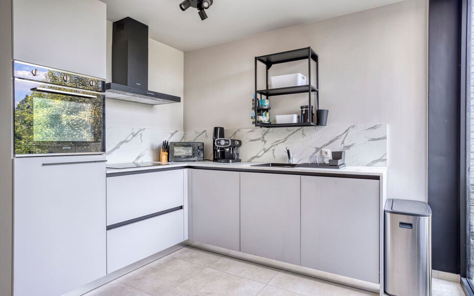 Leemans Immobiliën presenteert u dit zeer recent en instapklare 1-slaapkamerappartement, ideaal gelegen in een rustige en toch bijzonder gunstige buurt in Dilbeek.
Dankzij de centrale ligging bevinden alle belangrijke voorzieningen zich op wandel- en fie
