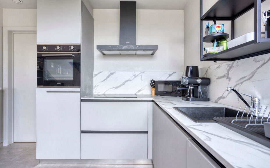 Leemans Immobiliën presenteert u dit zeer recent en instapklare 1-slaapkamerappartement, ideaal gelegen in een rustige en toch bijzonder gunstige buurt in Dilbeek.
Dankzij de centrale ligging bevinden alle belangrijke voorzieningen zich op wandel- en fie