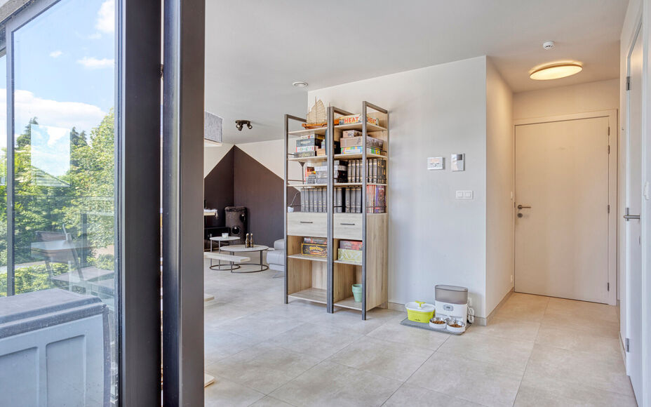 Leemans Immobiliën presenteert u dit zeer recent en instapklare 1-slaapkamerappartement, ideaal gelegen in een rustige en toch bijzonder gunstige buurt in Dilbeek.
Dankzij de centrale ligging bevinden alle belangrijke voorzieningen zich op wandel- en fie