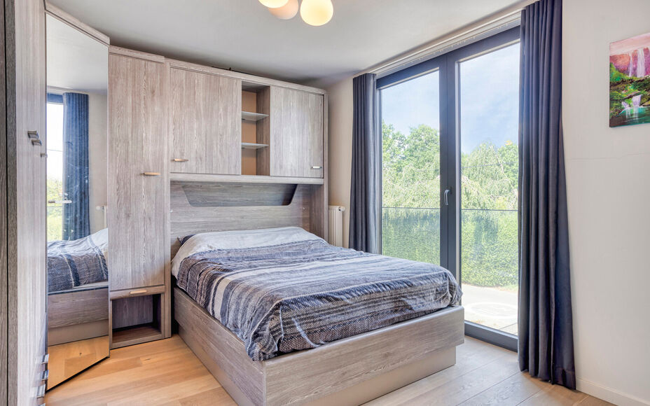 Leemans Immobiliën presenteert u dit zeer recent en instapklare 1-slaapkamerappartement, ideaal gelegen in een rustige en toch bijzonder gunstige buurt in Dilbeek.
Dankzij de centrale ligging bevinden alle belangrijke voorzieningen zich op wandel- en fie