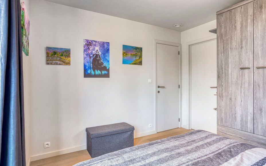 Leemans Immobiliën presenteert u dit zeer recent en instapklare 1-slaapkamerappartement, ideaal gelegen in een rustige en toch bijzonder gunstige buurt in Dilbeek.
Dankzij de centrale ligging bevinden alle belangrijke voorzieningen zich op wandel- en fie