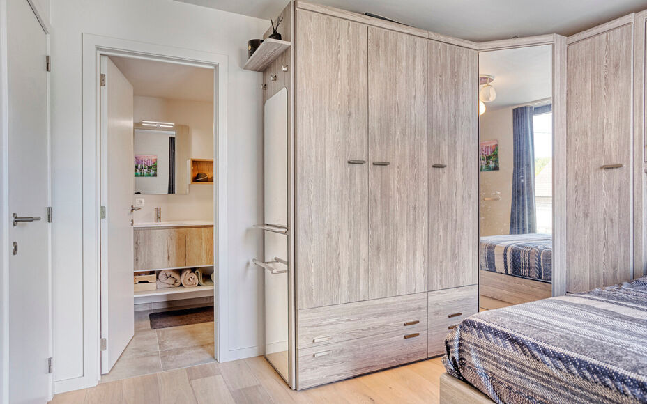 Leemans Immobiliën presenteert u dit zeer recent en instapklare 1-slaapkamerappartement, ideaal gelegen in een rustige en toch bijzonder gunstige buurt in Dilbeek.
Dankzij de centrale ligging bevinden alle belangrijke voorzieningen zich op wandel- en fie