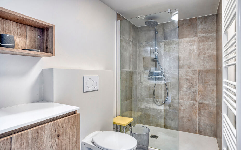 Leemans Immobiliën presenteert u dit zeer recent en instapklare 1-slaapkamerappartement, ideaal gelegen in een rustige en toch bijzonder gunstige buurt in Dilbeek.
Dankzij de centrale ligging bevinden alle belangrijke voorzieningen zich op wandel- en fie