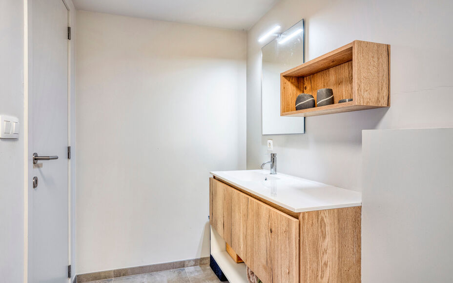 Leemans Immobiliën presenteert u dit zeer recent en instapklare 1-slaapkamerappartement, ideaal gelegen in een rustige en toch bijzonder gunstige buurt in Dilbeek.
Dankzij de centrale ligging bevinden alle belangrijke voorzieningen zich op wandel- en fie