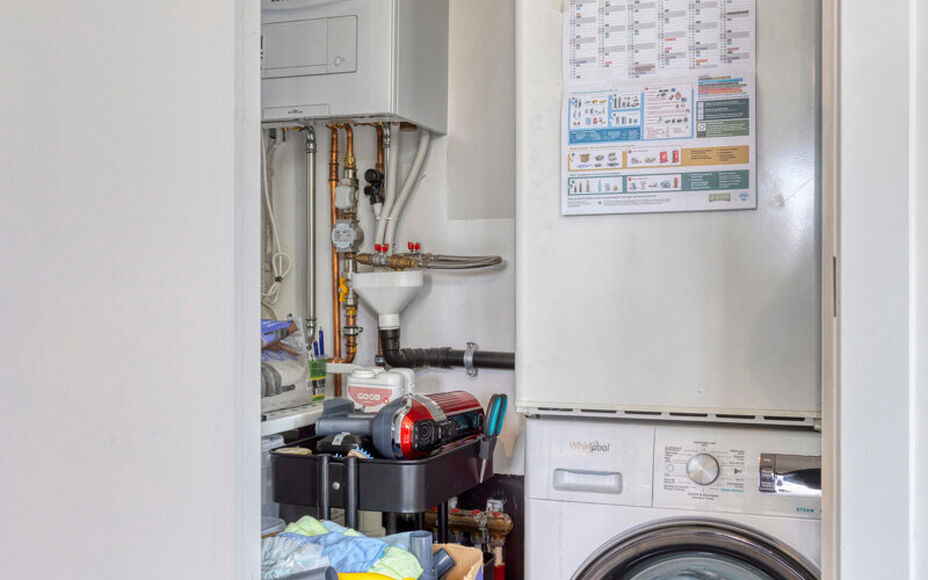 Leemans Immobiliën presenteert u dit zeer recent en instapklare 1-slaapkamerappartement, ideaal gelegen in een rustige en toch bijzonder gunstige buurt in Dilbeek.
Dankzij de centrale ligging bevinden alle belangrijke voorzieningen zich op wandel- en fie